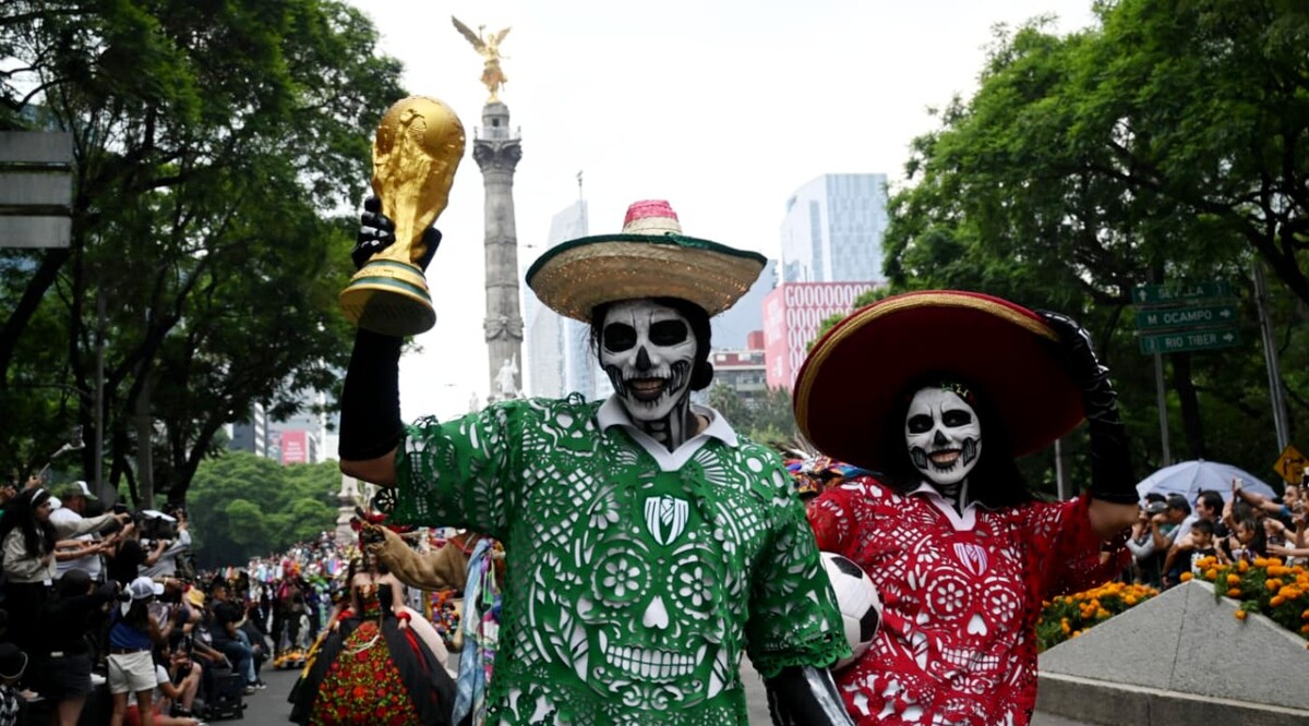Desfile Mundialista en la Ciudad de México conmemora a las Copas del Mundo y al Día de Muertos (Daniel Augusto)