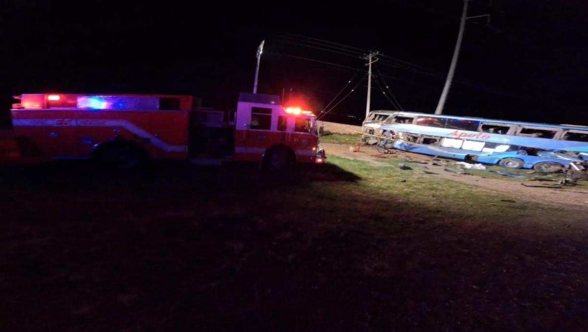 Una menor de 12 años permanece hospitalizada tras choque entre tráiler y autobús en la carretera 57.Foto: Especial