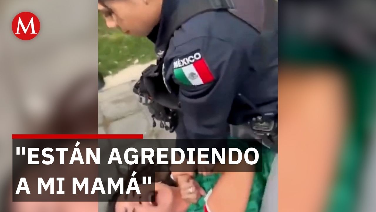 Policías de Cholula someten a conductora mientras sus hijos piden a gritos que la suelten