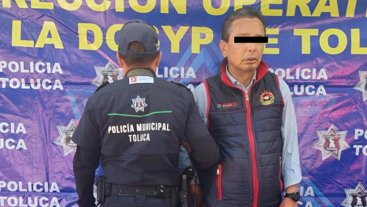 Policías municipales arrestaron a un hombre señalado por presunta extorsión a un comerciante. Foto: Especial