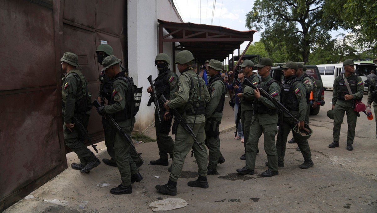 Soldados allanan el Centro Penitenciario de Tocorón, lugar de origen del Tren de Aragua | Foto: AP