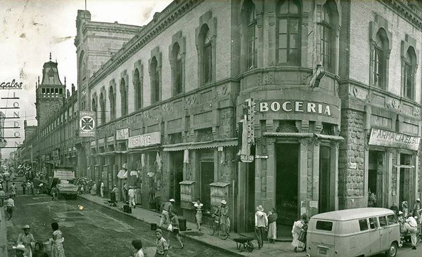 Dejó de ser un lugar tradicional para albergar los escaparates de una cadena de boutiques, cafeterías, locales de comida, artesanías e importaciones.