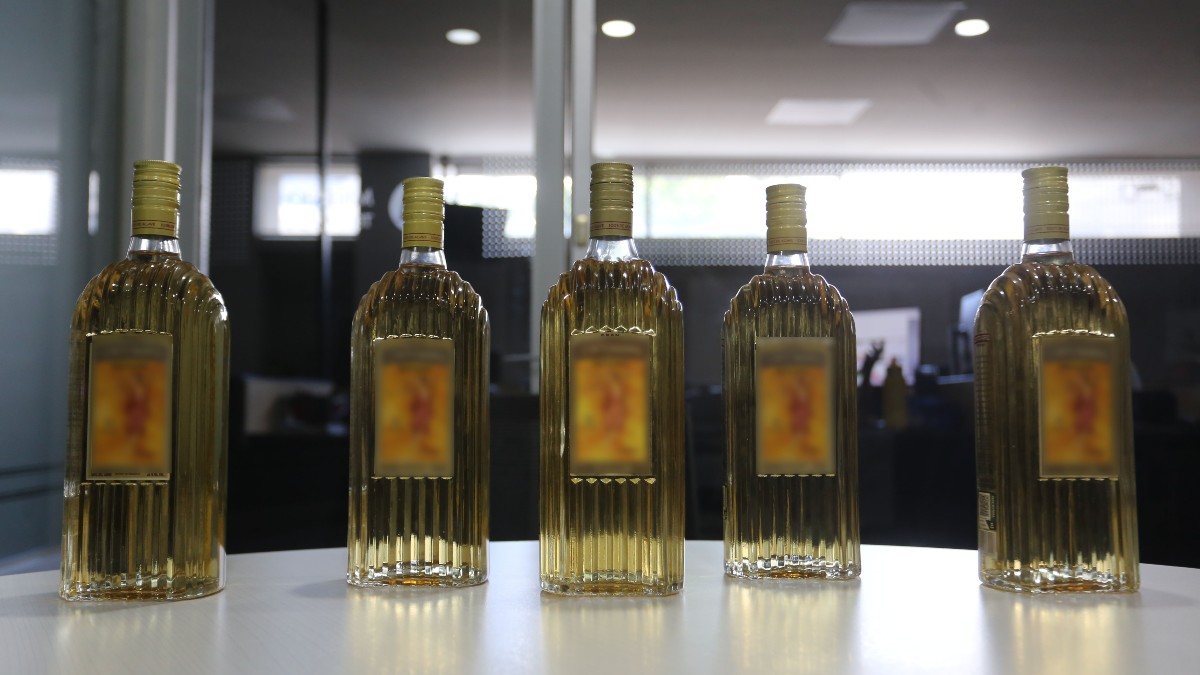 Botellas de tequila apócrifas y una original. | Daniela Béjar.