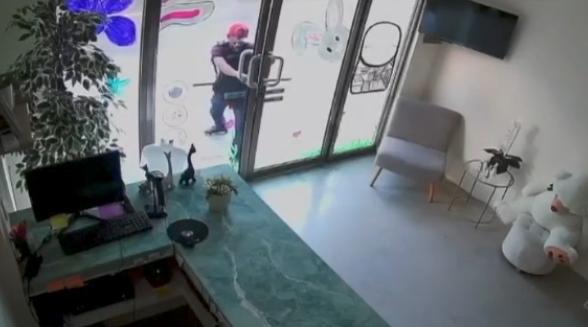 Cámaras de seguridad captaron al presunto responsable utilizando una barra metálica para ingresar a establecimientos comerciales. | Cortesía