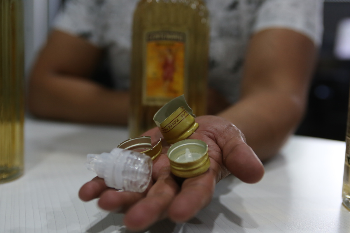 Destapando botella de tequila apócrifa. | Daniela Béjar.