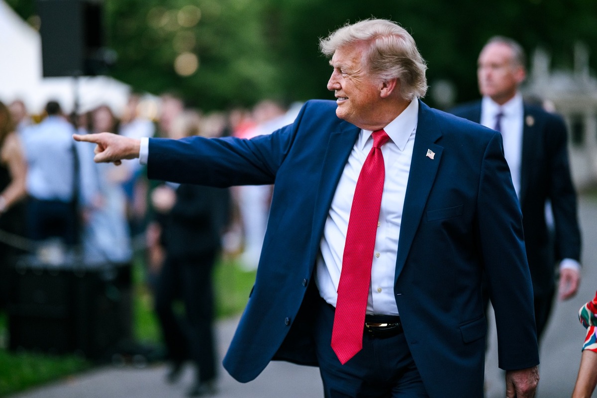Donald Trump instruyó al sistema financiero a tener una mayor supervisión de identidad para mantener o abrir una cuenta bancaria. | Foto: Especial.