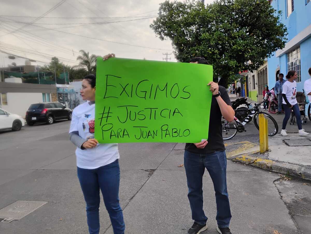Familiares y amigos salieron a las calles a pedir justicia por Juan. (Gloria Reza)