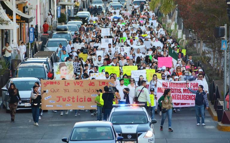 Familias salieron a las calles a exigir justicia por víctimas de meningitis en Durango | Fototeca MILENIO