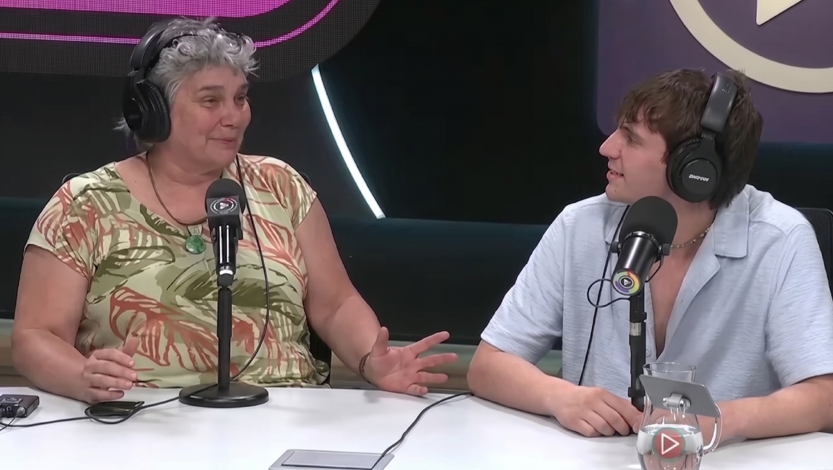 Gaspi junto a su mamá en una emotiva entrevista | Foto: Especial