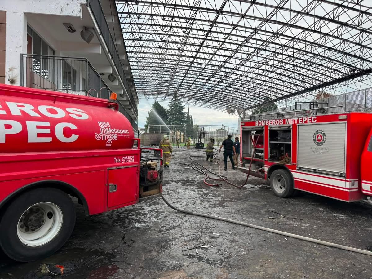 Incendio en Instituto Cenca de Metepec moviliza a bomberos