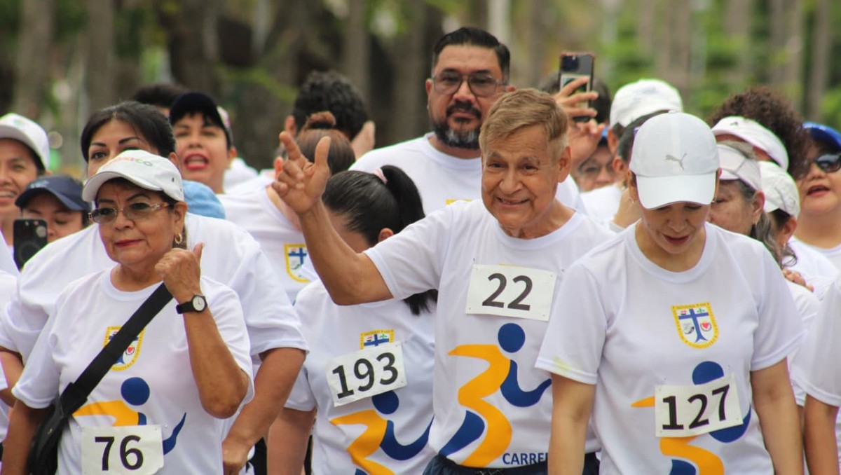 El obispo Margarito Salazar Cárdenas participa en una carrera organizada por la Diócesis de Tampico. (Yazmín Sánchez)