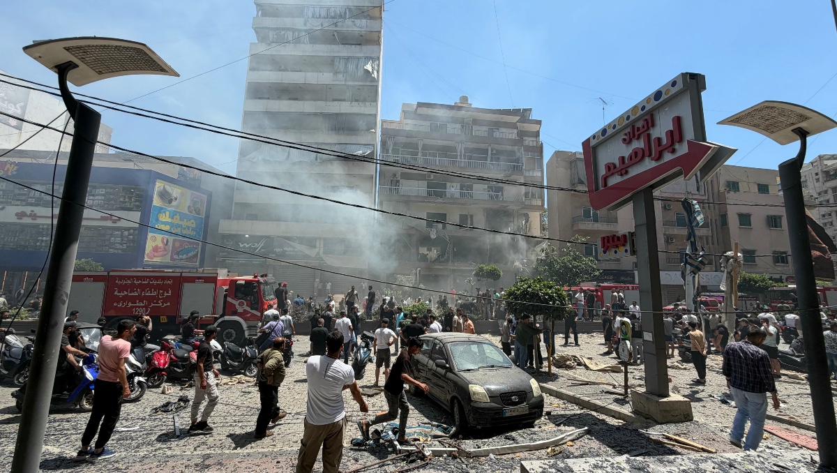 Personas se congregan en el lugar donde un ataque aéreo israelí tuvo como objetivo un edificio en los suburbios del sur de Beirut. | AFP