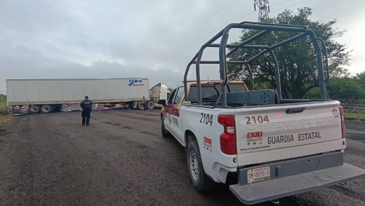 Tractocamiones involucrados en un accidente que mantiene cerrada la Carretera Victoria-Monterrey. (Facebook: SSP Tamaulipas)