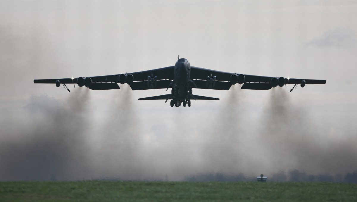 Bombardero B-52 Stratofortress de la Fuerza Aérea de los Estados Unidos despega de la base aérea de RAF Fairford, en el suroeste de Inglaterra. | AFP