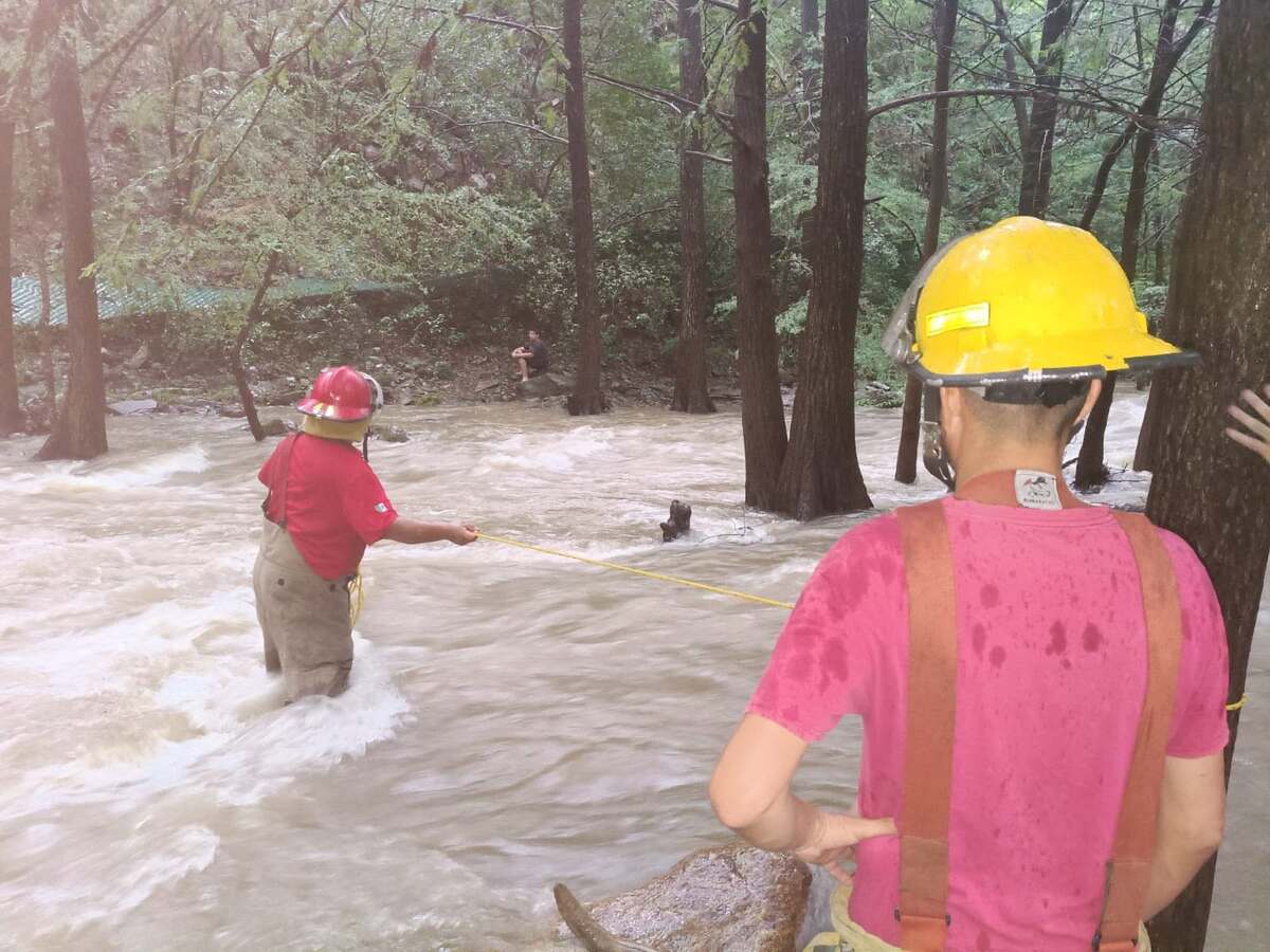 Bomberos Victoria realizaron maniobras de rescate para auxiliar a un menor atrapado por la creciente del río Los Troncones. | Redes sociales