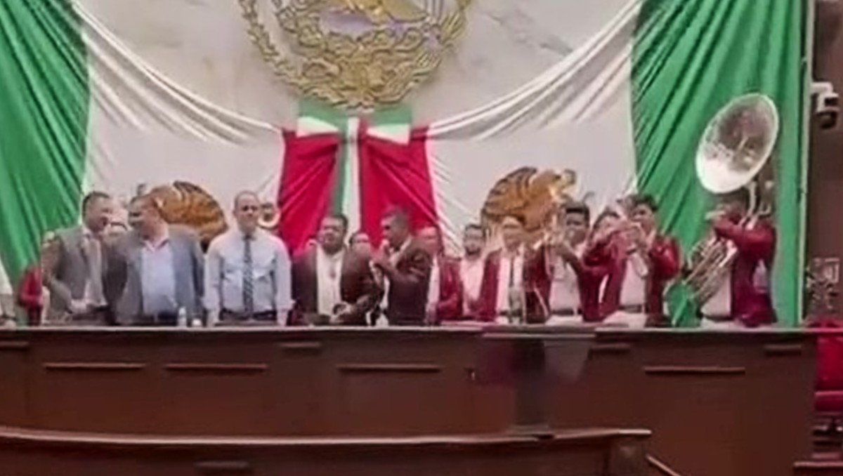 El Congreso de Michoacán será sancionado por permitir la interpretación de un narcocorrido en el recinto parlamentario. | Foto: Especial