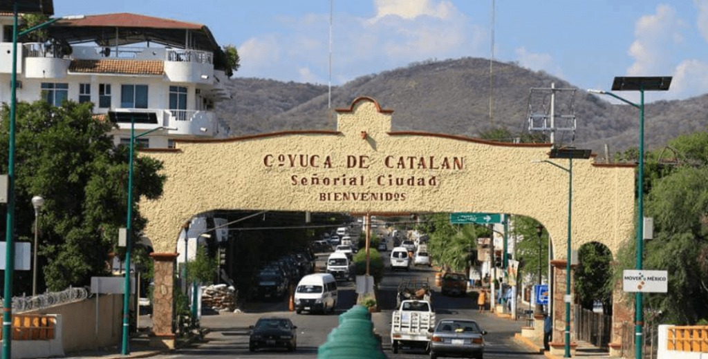 Habitantes de Los Guajes de Ayala, en la sierra de Coyuca de Catalán, Guerrero, alertan sobre el avance de un convoy de la Nueva Familia Michoacana.