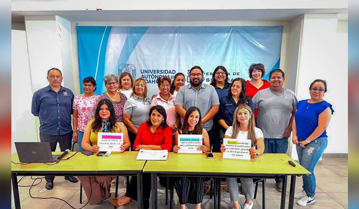Maestros de la Escuela de Sistemas en el taller. (cortesía)