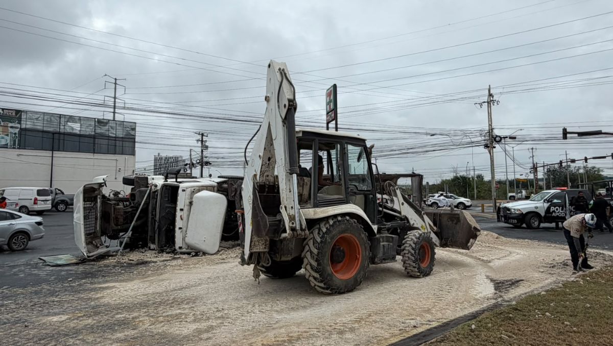 Protección Civil y agentes de vialidad trabajaron para retirar el material y contener el combustible derramado | Gabriela Garza