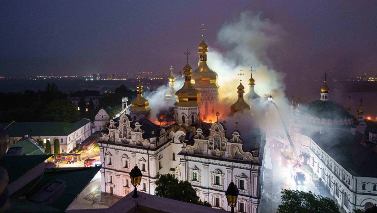 Recatistas tratan de extinguir un incendio en la catedral de la Dormición, en el complejo centenario del monasterio de las Cuevas. | AP