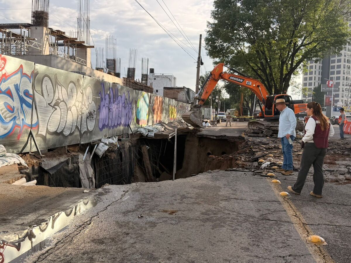 Socavón en avenida López Mateos. (Roberto Hurtado)