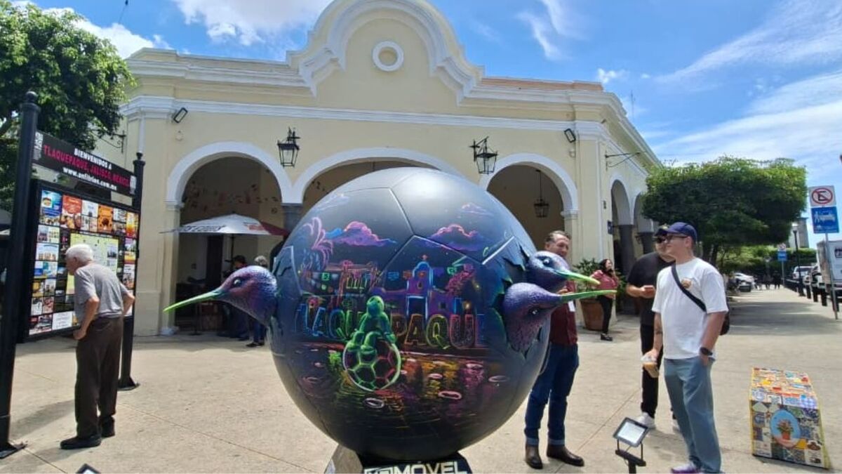 Tlaquepaque estrena arcos turísticos y escultura de balón gigante (Fátima Briceño)