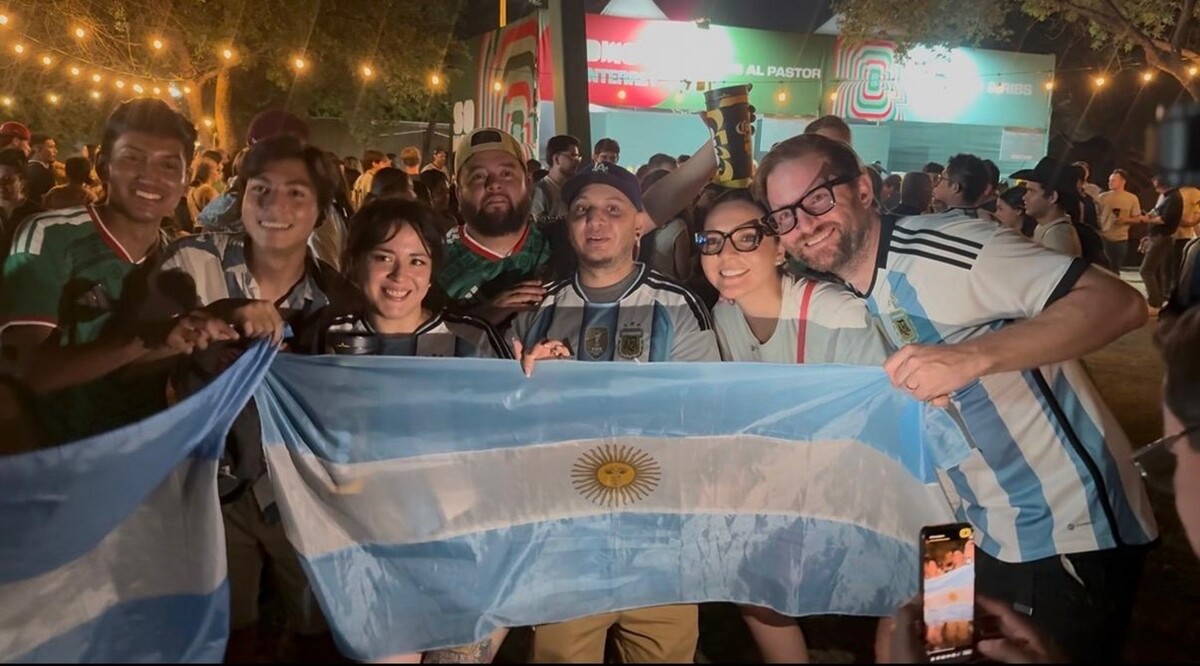 Aficionados celebran en el Fan Fest de Monterrey el récord de Lionel Messi en los Mundiales (Jorge Rosales)