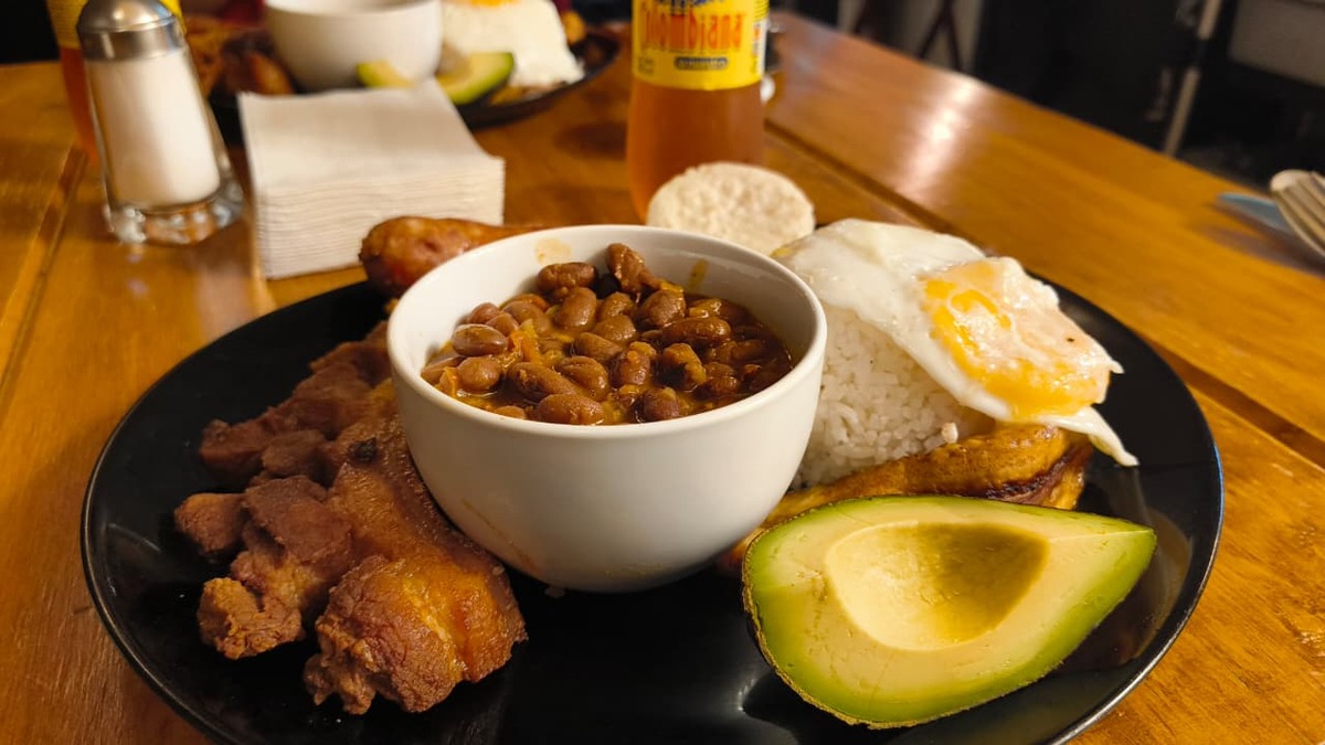 Bandeja Paisa plato tradicional de Colombia servido en Salchiparce. | Foto: César Zayago