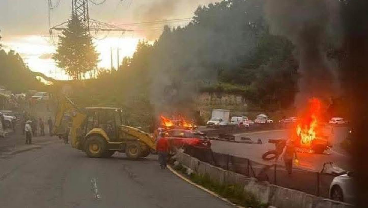 La carretera México-Toluca fue cerrada debido a la quema de vehículos. | Foto: RRSS (Tráfico México-Toluca)