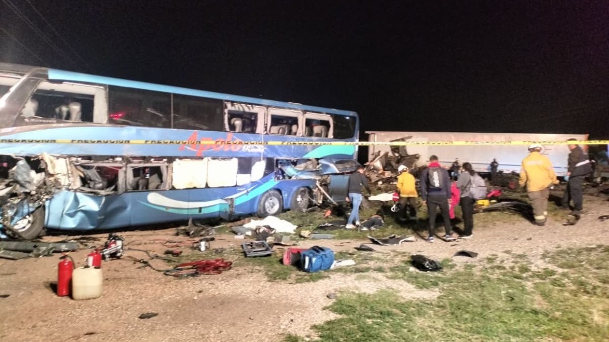 Choque entre tráiler y autobús de pasajeros en carretera federal 57. | Foto Cortesía Cuerpo de Bomberos de San José Iturbide