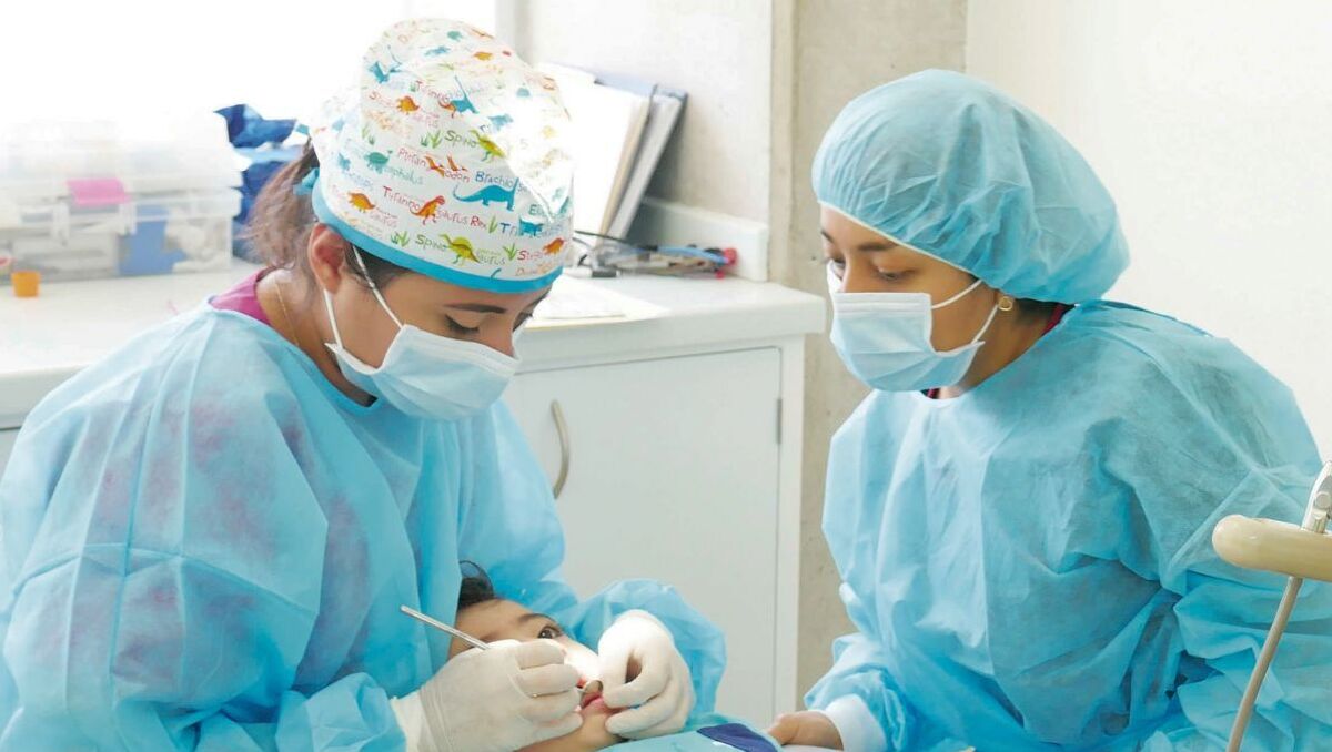 Dentistas atendiendo a niño