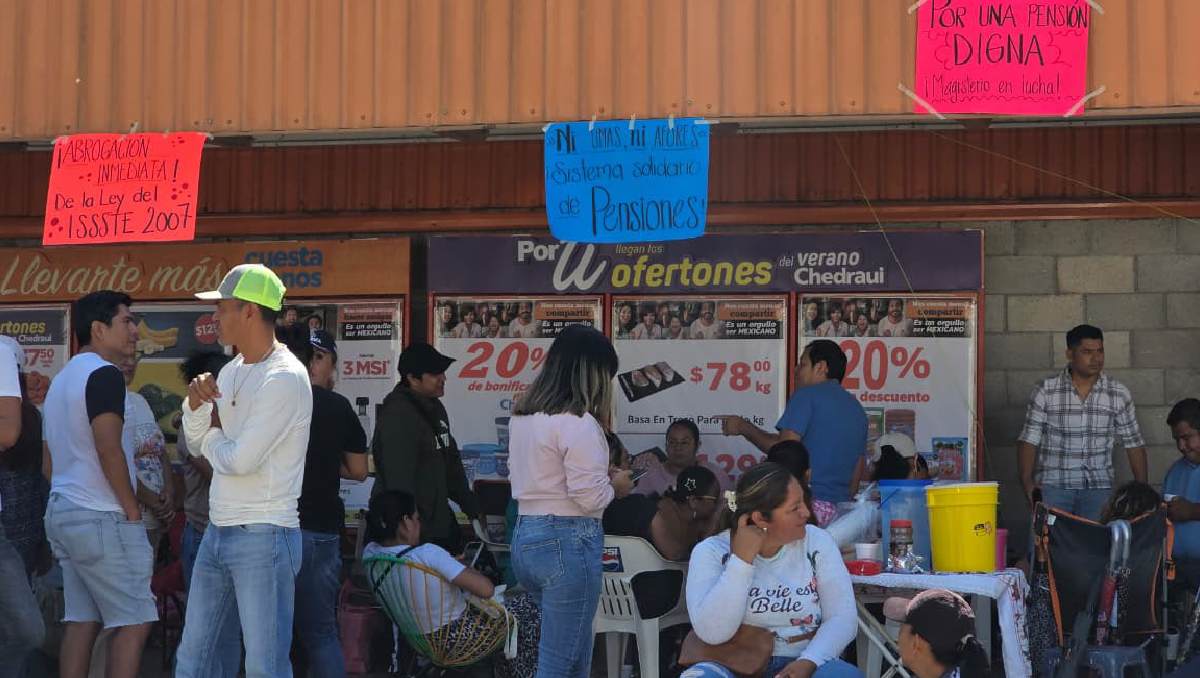 Docentes recurren al cierre de comercios para exigir respuestas ante una mejor pensión. | Especial