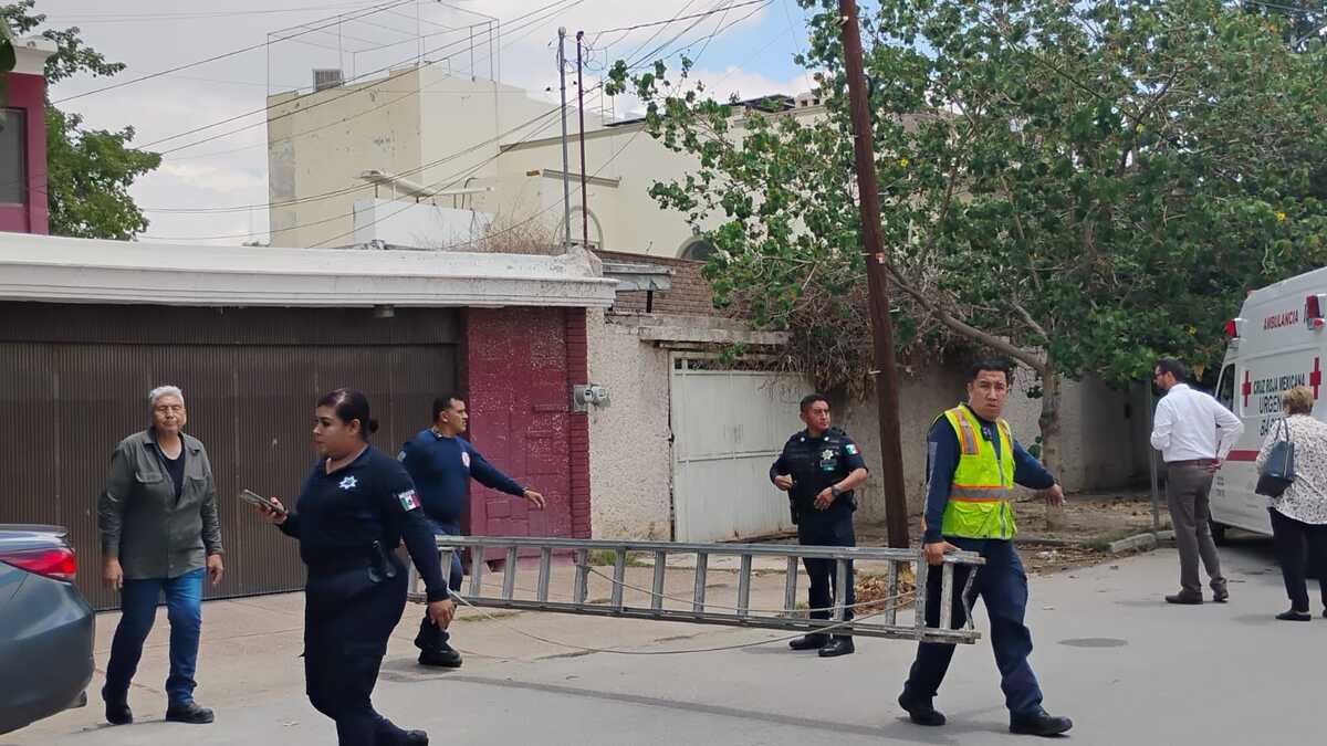 Fueron elementos de Bomberos quienes subieron a la casa, inmovilizaron a Pedro y lo bajaron para ser trasladado al hospital. | Eunice Muñoz