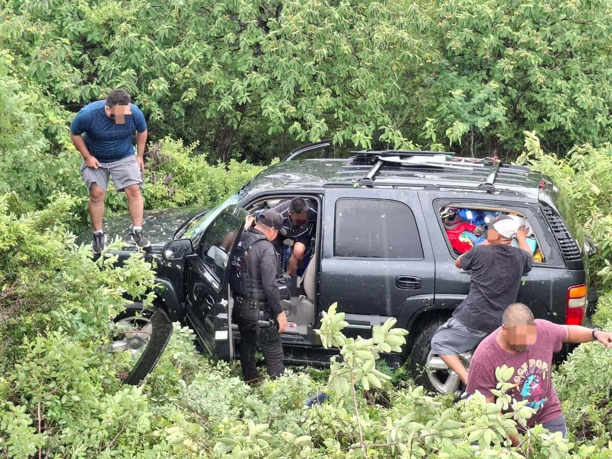 Elementos de la Guardia Estatal brindaron apoyo a un adulto y un menor tras una volcadura registrada en la carretera Victoria-Llera.