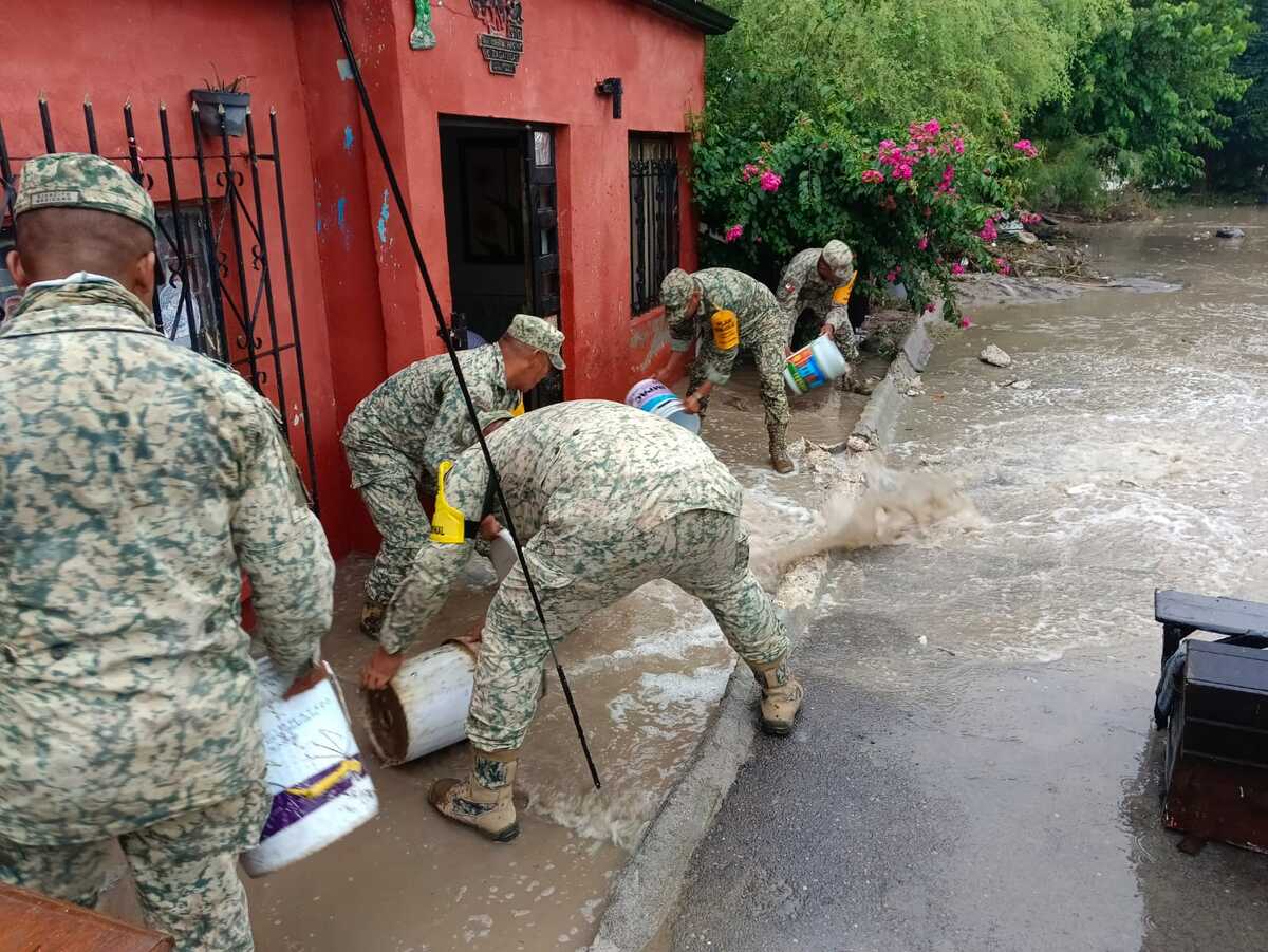 Elementos de la SEDENA desazolvaron de 12 casas inundadas en Monclova | Cortesía SEDENA
