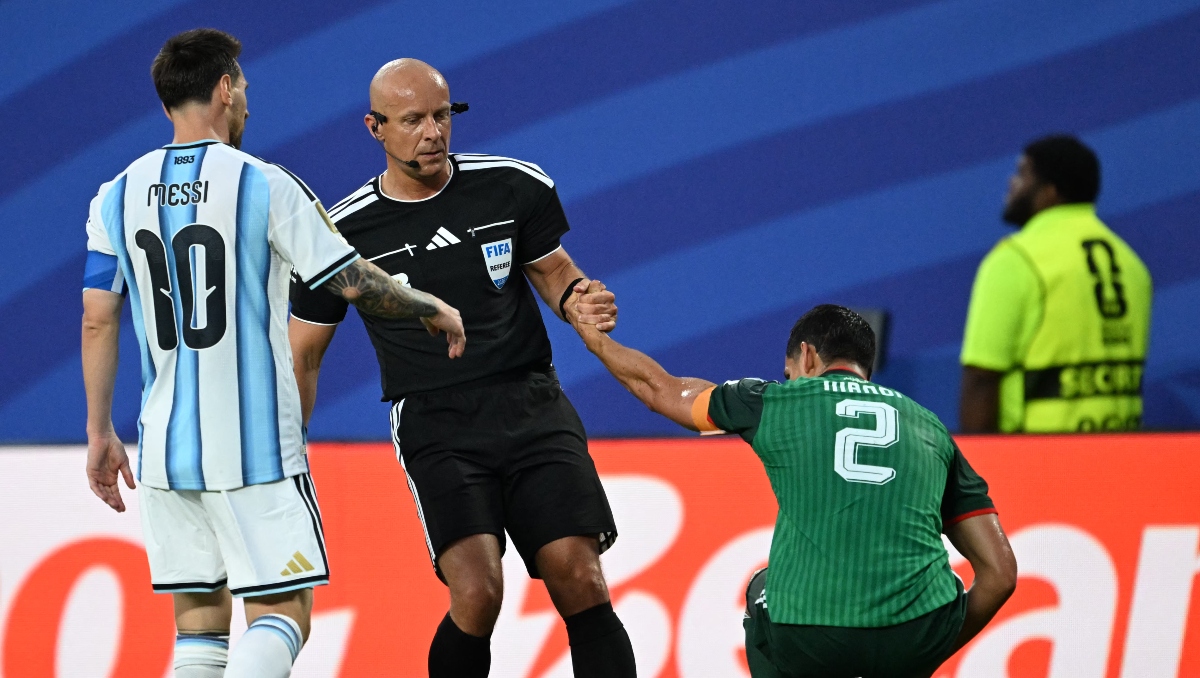 Así fue la falta de Messi ante Argelia que generó polémica por posible expulsión (AFP)