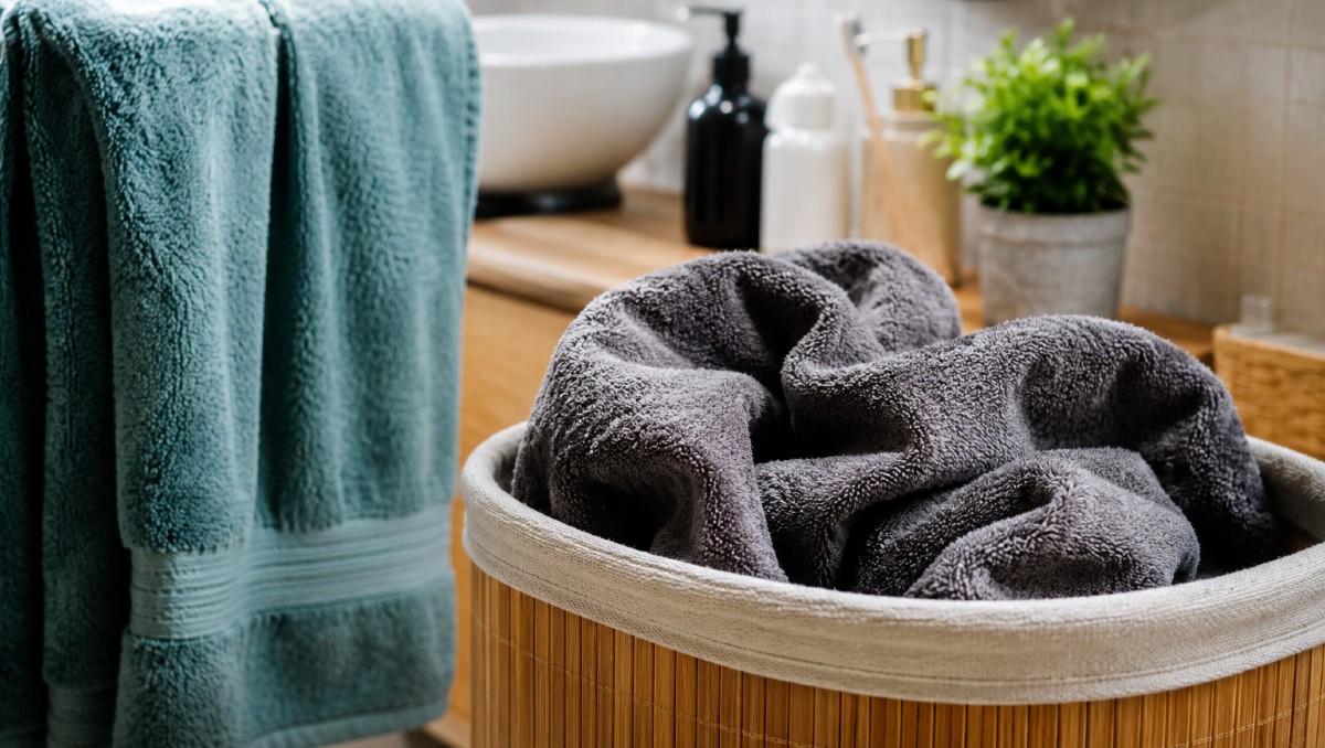 Guardar toallas de baño húmedas favorece las bacterias, advierten | IA DISCOVER