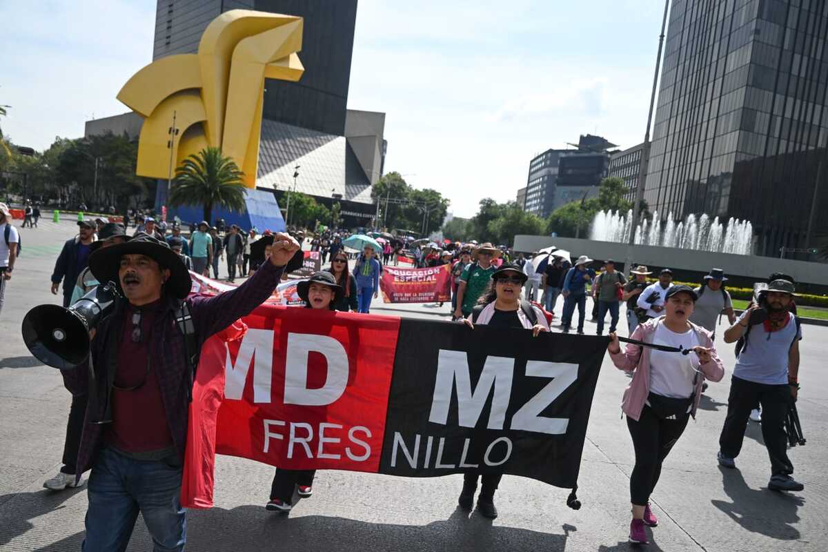 Maestros de las distintas secciones de la CNTE, avanzan por Paseo de la Reforma. | Foto: Daniel Augusto