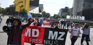Maestros de las distintas secciones de la CNTE, avanzan por Paseo de la Reforma para continuar con sus protestas.