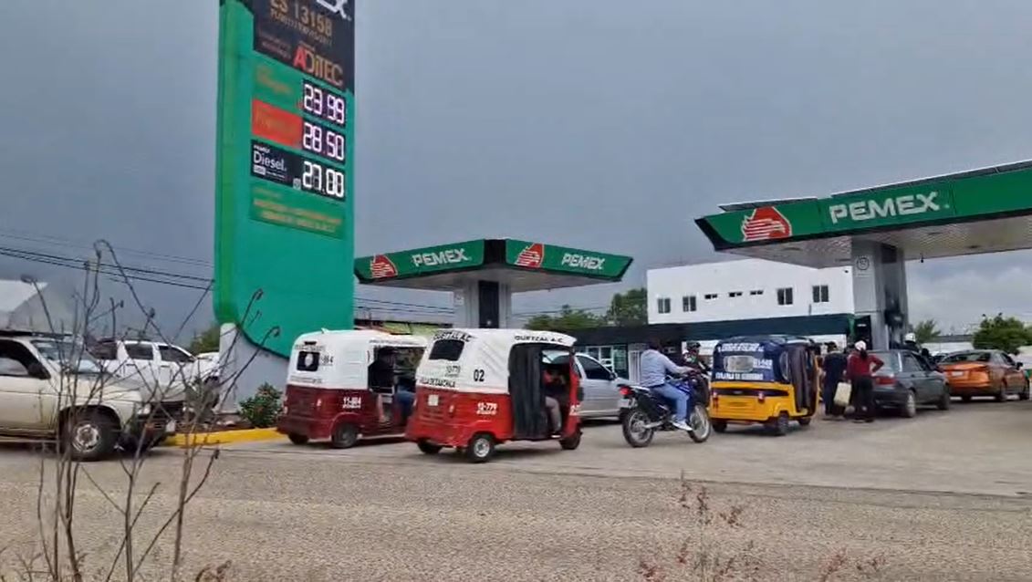 La planta principal de abasto de Pemex fue bloqueada por los docentes. | Foto: Captura de pantalla