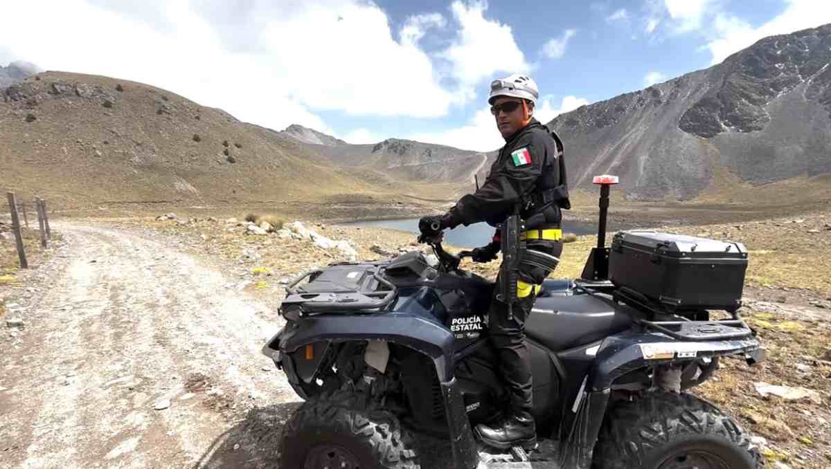 Policías de Alta Montaña y Agreste de la SSEM mantienen un operativo en la entrada. Foto: Especial