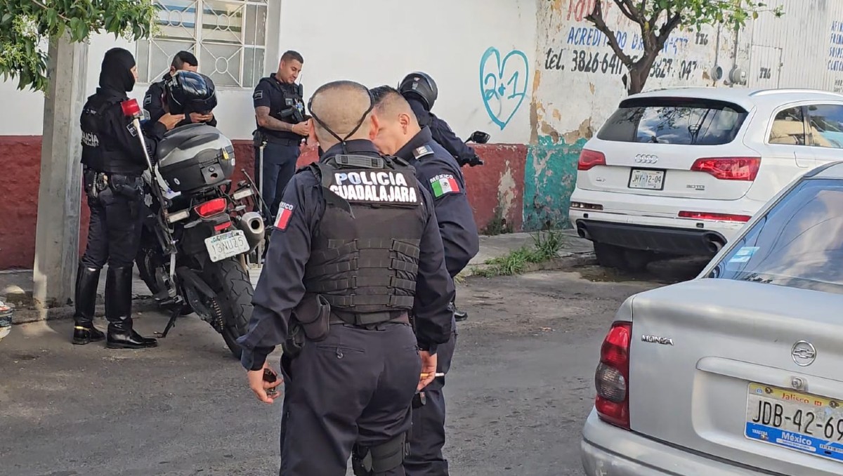 Policías atendieron el reporte de la agresión y asesoraron al padre en Guadalajara (Josefina Ruiz)
