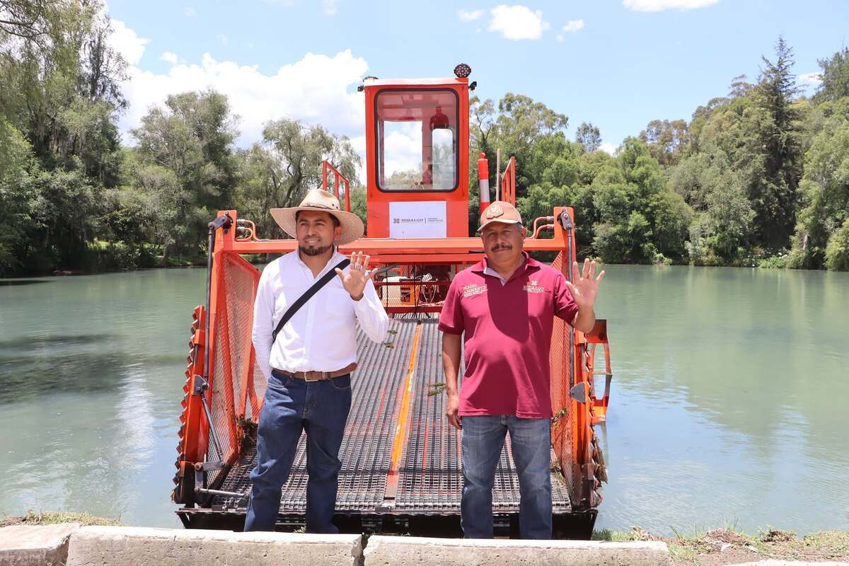 Retiran lirio acuático de la Presa Azul en Huasca de Ocampo (Redes Sociales)