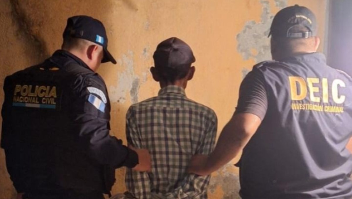 Rigoberto 'N' fue detenido en Guatemala por presunto parricidio y feminicidio en grado de tentativa (X: @PNCdeGuatemala)