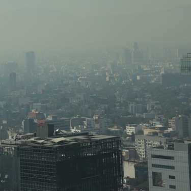 Nube de contaminantes en la Ciudad de México en plena contingencia ambiental.