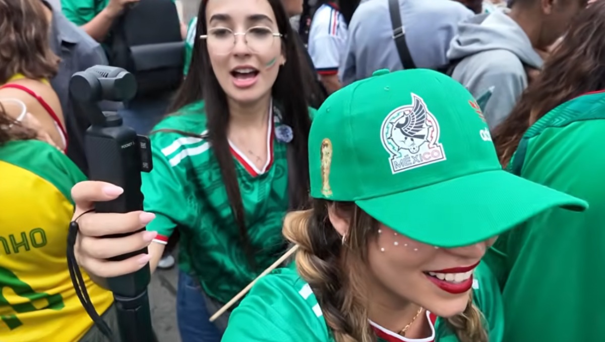 La youtuber cubana caminaba entre la multitud cuando ocurrió el presunto robo | Foto: Especial