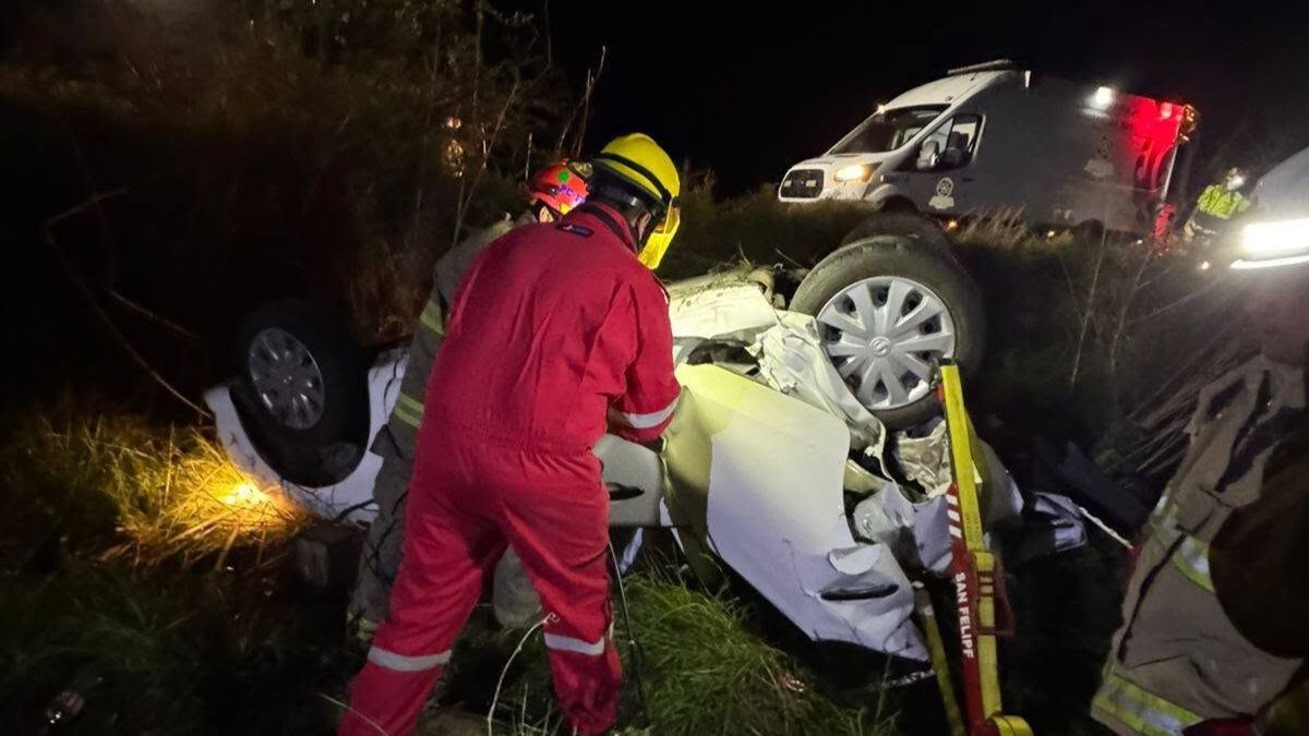 Accidente vehicular sobre la carretera San Felipe–Villa de Reyes. | Unidad Municipal Protección Civil San Felipe, Guanajuato.