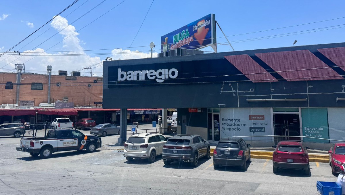 El asalto se cometió en la sucursal de Banregio ubicada en el Mercado de Abastos. Foto: Fabricio Gallegos