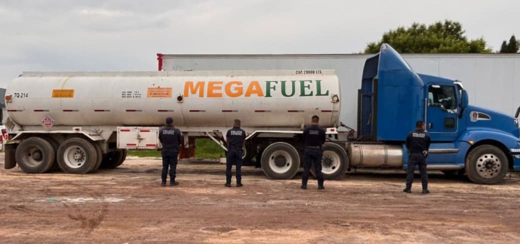 Aseguran tractocamión con más de 26 mil litros de combustible presuntamente ilegal en Hidalgo. (Cortesía)