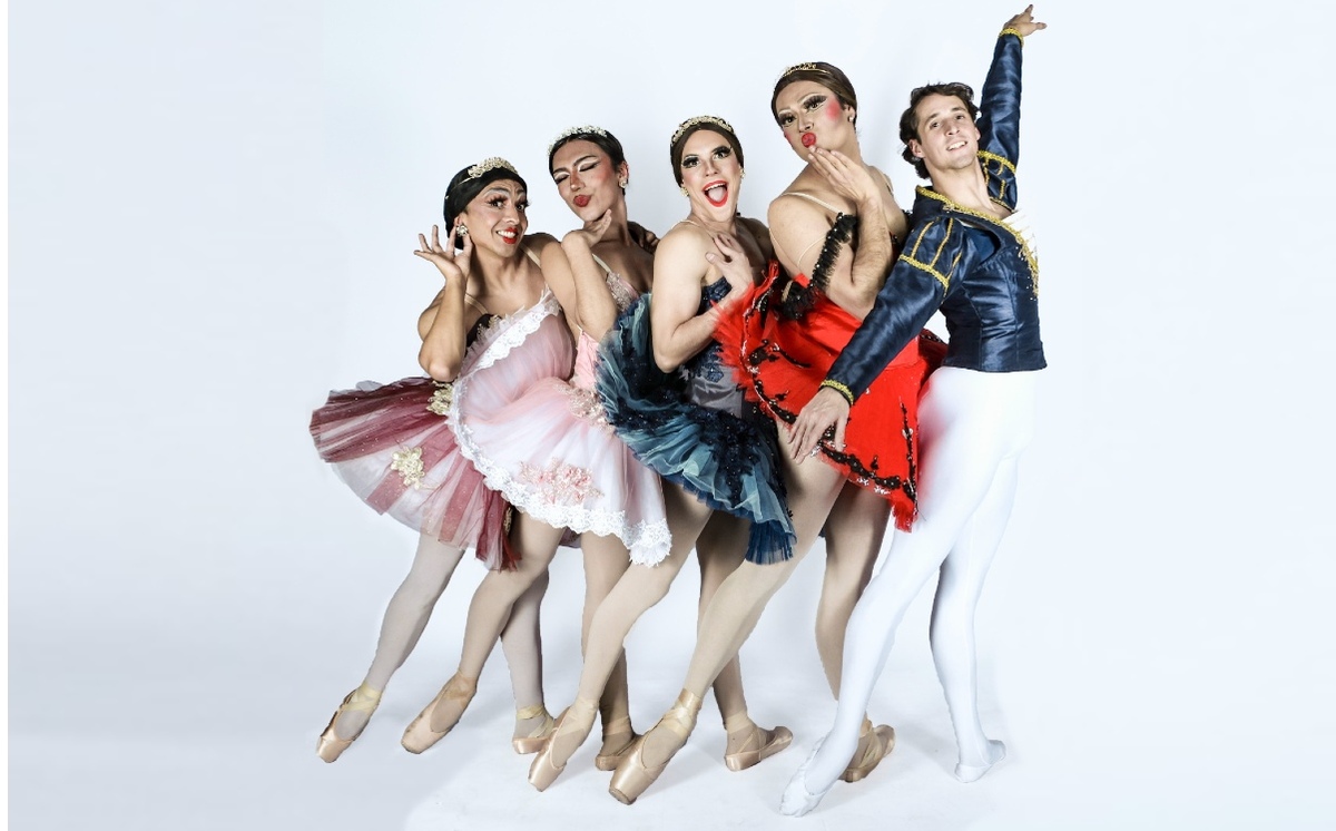 15 bailarines en escena se ponen zapatillas de puntas y tutú.